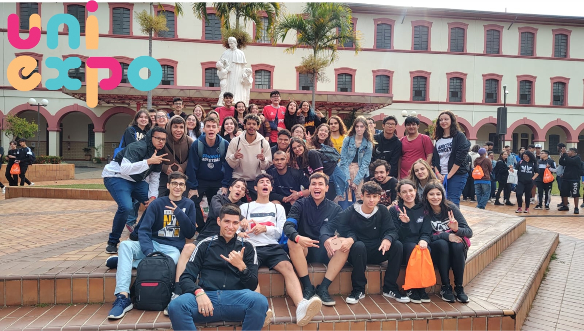 Alunos do Ensino Médio visitam a UNIEXPO